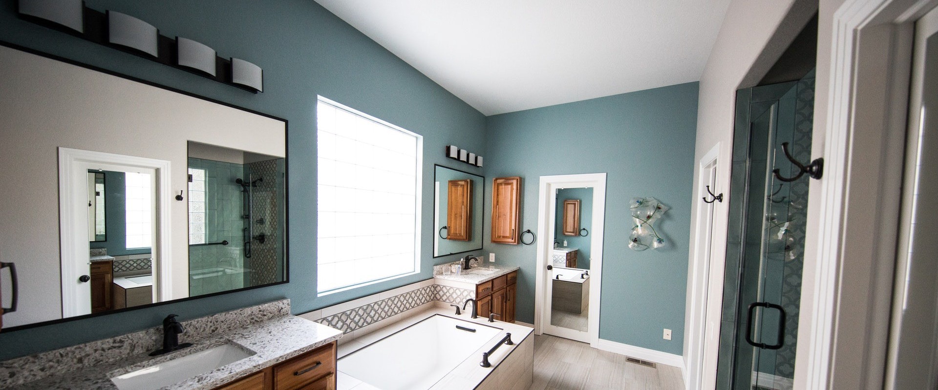 Image of Spacious Suburb Apartment 4